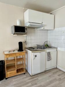 Η κουζίνα ή μικρή κουζίνα στο Charming Duplex in the Heart of Fontainebleau