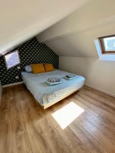 Ένα ή περισσότερα κρεβάτια σε δωμάτιο στο Charming Duplex in the Heart of Fontainebleau