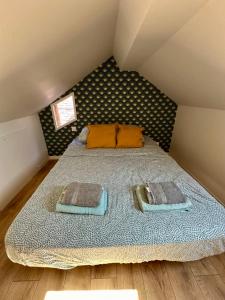 Ένα ή περισσότερα κρεβάτια σε δωμάτιο στο Charming Duplex in the Heart of Fontainebleau +5 φωτογραφίες