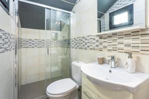 une salle de bain avec toilettes, lavabo et douche dans l'établissement Appartamento Etna, à Trecastagni 20 autres photos