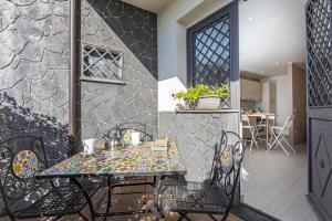 Cette chambre dispose d'une terrasse avec une table et des chaises. dans l'établissement Appartamento Etna, à Trecastagni