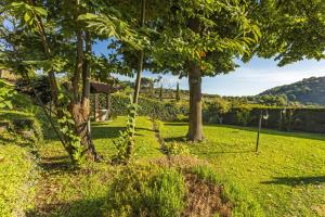un jardin avec des arbres et un belvédère dans l'établissement Appartamento Etna, à Trecastagni