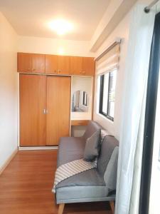 MH's Crib at Camella Northpoint的休息区