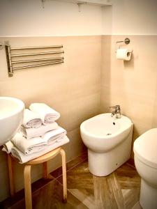ローマにある900 Liberty Roomsの洗面台とトイレを備えた白いバスルーム +24枚の写真