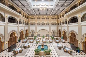 une vue aérienne d'une grande pièce avec des tables et des chaises dans l'établissement Al Habtoor Polo Resort, à Dubaï
