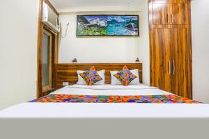 Ένα ή περισσότερα κρεβάτια σε δωμάτιο στο FabHotel Imperail House