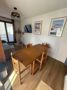a dining table and chairs in a living room at Studio au pied des pistes in Bolquere Pyrenees 2000