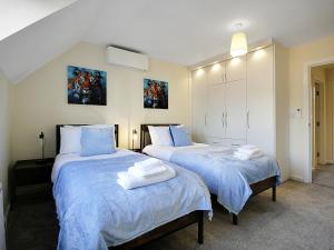 Ένα ή περισσότερα κρεβάτια σε δωμάτιο στο 4BRD Luxury House RG2 - Free Parking +25 φωτογραφίες