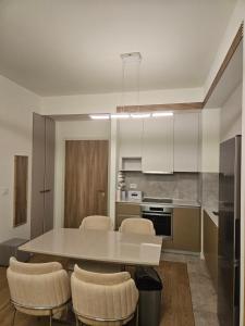 ベオグラードにあるBwMils Apartmentの部屋にテーブルと椅子のあるキッチン +3枚の写真