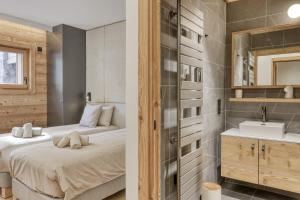 Postel nebo postele na pokoji v ubytování Charmant Appartement au Cœur de Megève avec Jardin privatif