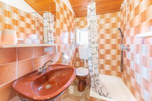 W łazience znajduje się umywalka, prysznic i wanna. w obiekcie Apartments Matulo w Novalji +30 zdjęć