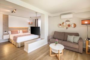 Postel nebo postele na pokoji v ubytování Hotel LIVVO Anamar Suites + 37 fotografií
