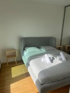 Ein Bett oder Betten in einem Zimmer der Unterkunft Tour Eiffel terrasse vue seine