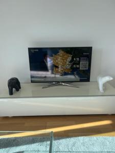 einen TV auf einem Tisch in einem Zimmer in der Unterkunft Tour Eiffel terrasse vue seine in Paris