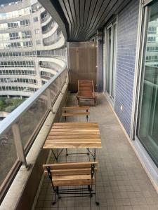 Ein Balkon oder eine Terrasse in der Unterkunft Tour Eiffel terrasse vue seine