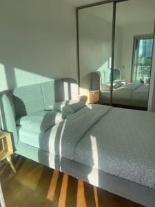 Ein Bett oder Betten in einem Zimmer der Unterkunft Tour Eiffel terrasse vue seine