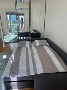 Ein Bett oder Betten in einem Zimmer der Unterkunft Tour Eiffel terrasse vue seine