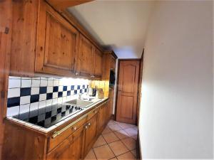 Kuchyň nebo kuchyňský kout v ubytování La Ginabelle Vue MontBlanc 4 personnes + 8 fotografií