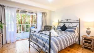 Ένα ή περισσότερα κρεβάτια σε δωμάτιο στο Walk To Beach & Resraurant