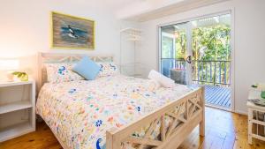 Ένα ή περισσότερα κρεβάτια σε δωμάτιο στο Walk To Beach & Resraurant