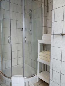 a bathroom with a shower and some towels at Charmantes Ferienhaus für 4 Personen Nähe Winterberg in Bromskirchen