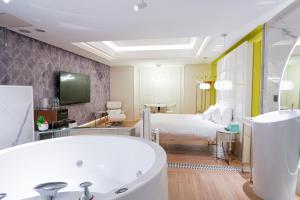 MMMOTEL 客房内的一张或多张床位