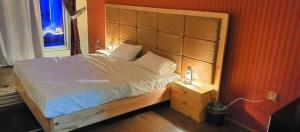 Uma cama ou camas num quarto em Mount View Hotel Skardu