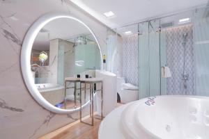 MMMOTEL 的一间浴室