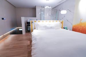 MMMOTEL 客房内的一张或多张床位