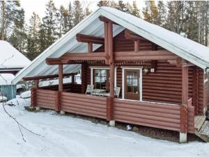 Cabaña de madera con techo cubierto de nieve en Rustholli City Cottage Tampere, en Tampere
