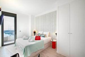 Un dormitorio con una cama con una bolsa roja. en Seaside Badalona Apartment, en Badalona 31 fotos más