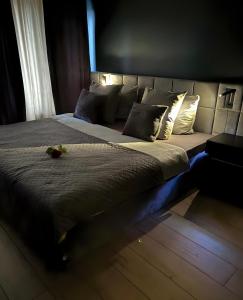 Postel nebo postele na pokoji v ubytování La Suite Hotel & Apartment, Hanau City Centre - Contactless Check-in