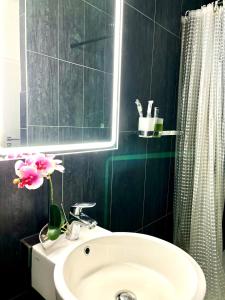 Koupelna v ubytování La Suite Hotel & Apartment, Hanau City Centre - Contactless Check-in