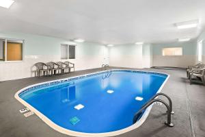 Bazén v ubytování SureStay Plus Hotel by Best Western Bettendorf nebo v jeho okolí