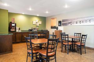 Kuchyň nebo kuchyňský kout v ubytování SureStay Plus Hotel by Best Western Bettendorf