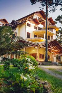 a building with a tree in front of it at Hotel Guanxi in Monte Verde