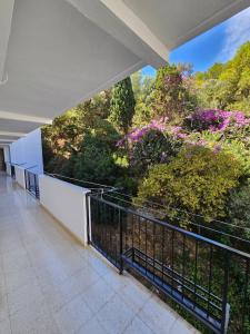 een balkon met uitzicht op bomen en bloemen bij Apartamento Florido in Torremolinos