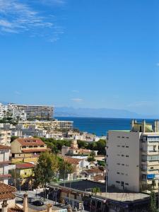 uitzicht op een stad met de oceaan op de achtergrond bij Apartamento Florido in Torremolinos +5 foto's