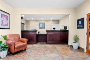 Kuchyň nebo kuchyňský kout v ubytování MainStay Suites Addison-Dallas