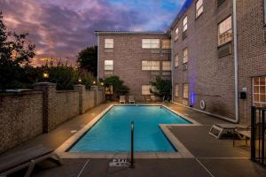 Bazén v ubytování MainStay Suites Addison-Dallas nebo v jeho okolí