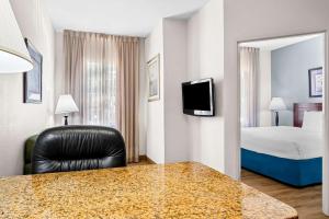 TV a/nebo společenská místnost v ubytování MainStay Suites Addison-Dallas