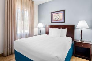 Postel nebo postele na pokoji v ubytování MainStay Suites Addison-Dallas