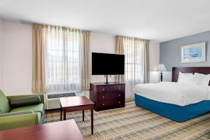 Postel nebo postele na pokoji v ubytování MainStay Suites Addison-Dallas