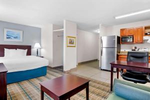 Postel nebo postele na pokoji v ubytování MainStay Suites Addison-Dallas