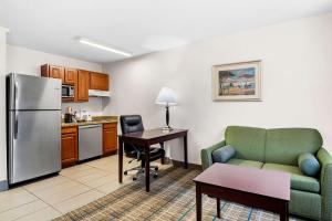 Kuchyň nebo kuchyňský kout v ubytování MainStay Suites Addison-Dallas