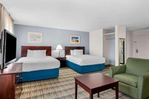 Postel nebo postele na pokoji v ubytování MainStay Suites Addison-Dallas