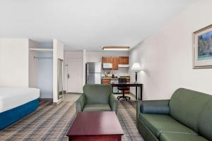 Posezení v ubytování MainStay Suites Addison-Dallas