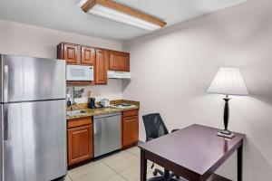 Kuchyň nebo kuchyňský kout v ubytování MainStay Suites Addison-Dallas