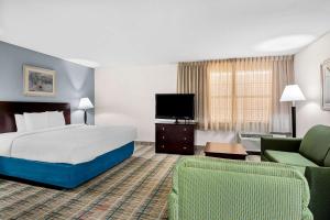 Postel nebo postele na pokoji v ubytování MainStay Suites Addison-Dallas + 28 fotografií