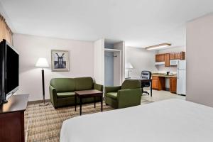 Kuchyň nebo kuchyňský kout v ubytování MainStay Suites Addison-Dallas
